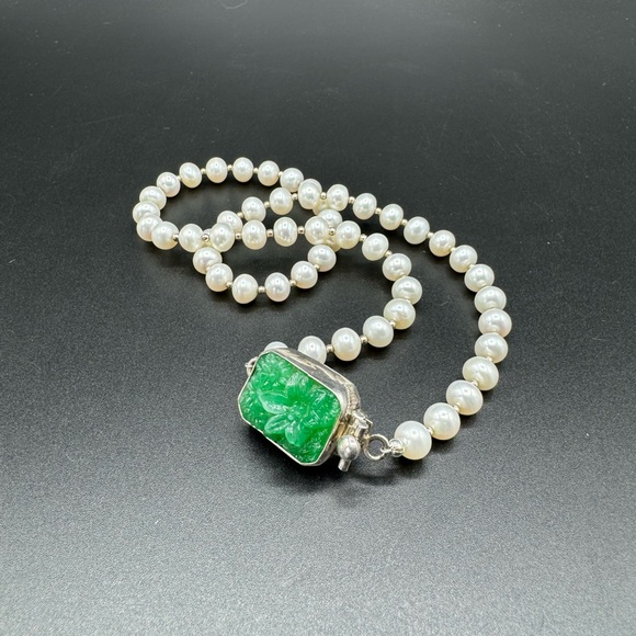 Freshwater pearl necklace with vintage green Japanese glass sterling box clasp - Picture 5 of 11